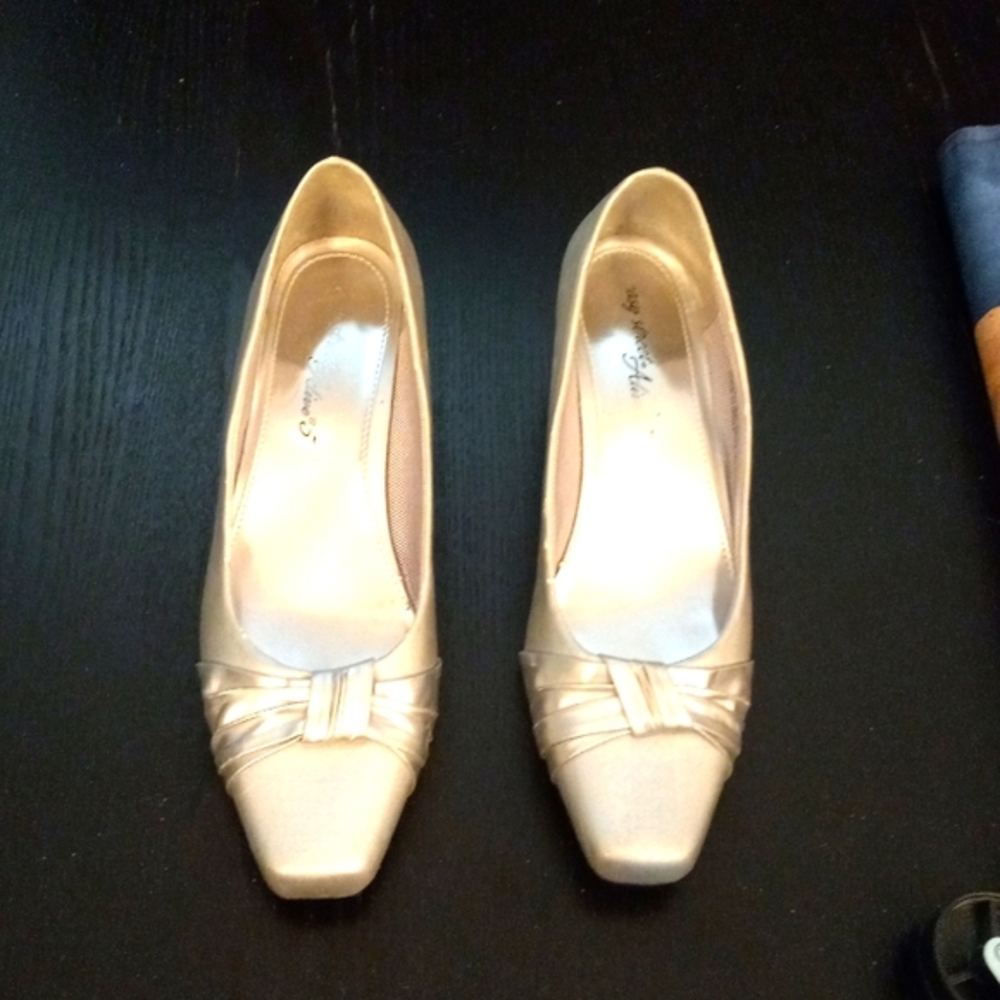 Easy Street Alive 5 Silver Pumps Size 8 1/2 W
